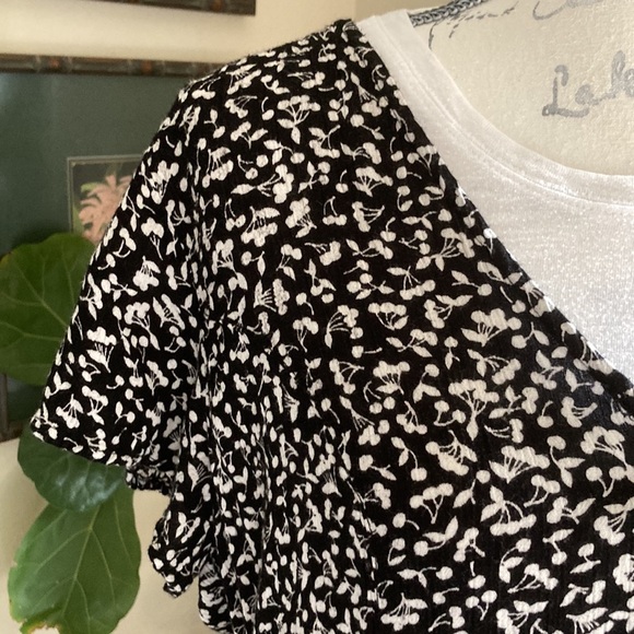 VOLCOM Black and White Floral Dress Size Large - Picture 3 of 5